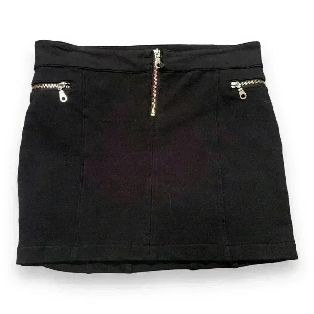 NWT On Trend Black Mini Skirt with Silver Zipper Detail Size Large (Juniors)